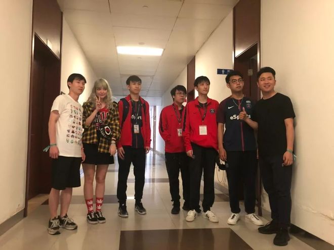 白露水人无力拯救天空。手握飞机和 Satan ，他的输出爆炸，XG晋级主赛事